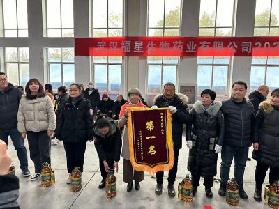 拔河比赛活动第一名获得者合影留念